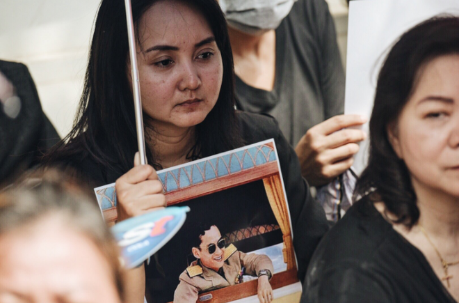 Biển người đau buồn trong lễ rước linh cữu Nhà Vua Thái Lan ảnh 1