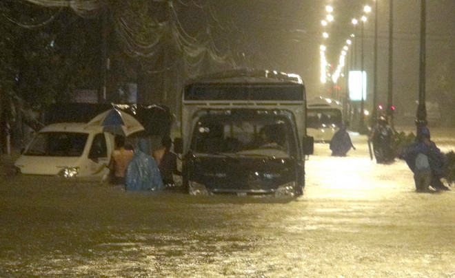 Tiếp tục mưa trên diện rộng ở các tỉnh Trung Bộ, nguy cơ lũ lớn ảnh 1