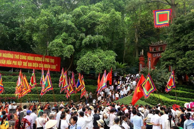Các đoàn rước kiệu lên Đền Hùng. (Ảnh: Trung Kiên/TTXVN) Bắc Bộ có mưa và dông diện rộng trong dịp Giỗ Tổ Hùng Vương ảnh 1
