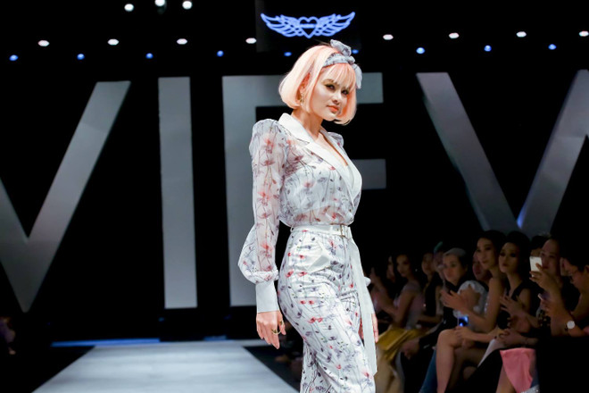 Những thiết kế họa tiết hoa biến tấu đầy ấn tượng cùng kẻ sọc ảnh 1