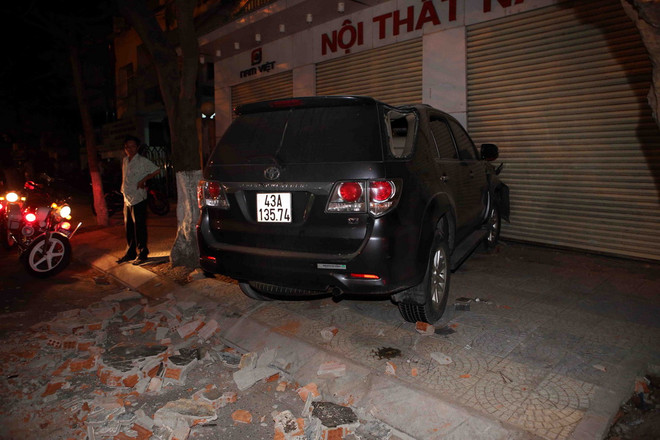 Ôtô Fortuner đâm sập tường rào của bãi xe, lao vào cửa hàng nội thất ảnh 1