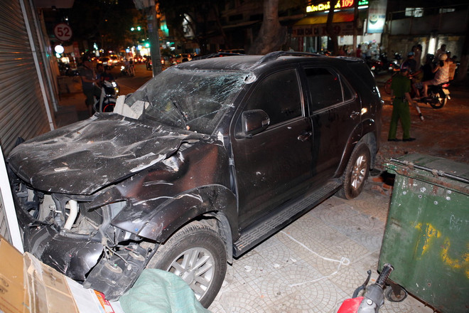 Ôtô Fortuner đâm sập tường rào của bãi xe, lao vào cửa hàng nội thất ảnh 2