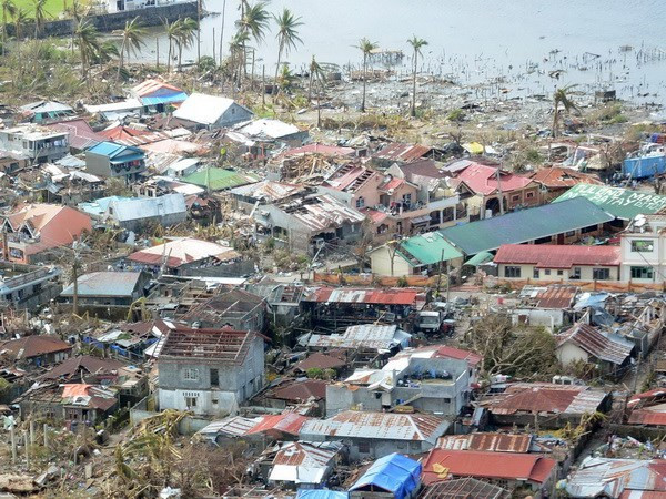 Cảnh tàn phá tại Tacloban, Philippines sau siêu bão Haiyan. (Nguồn: AFP/TTXVN) ASEAN tiếp tục hỗ trợ Philippines phục hồi sau siêu bão Haiyan ảnh 1