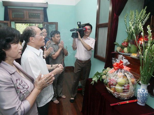 Lãnh đạo Đảng, Nhà nước dâng hương tưởng nhớ Bác Hồ ảnh 1