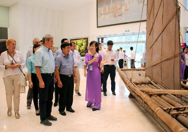 Thủ tướng Romania thăm Di sản thiên nhiên thế giới Vịnh Hạ Long ảnh 2