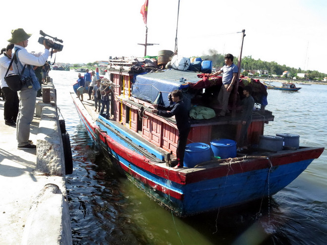 Năm ngư dân gặp nạn khi bị tàu Trung Quốc truy đuổi trở về đất liền ảnh 1