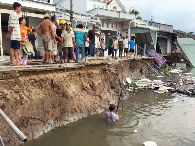 Cần Thơ hỗ trợ người dân bị ảnh hưởng do sạt lở bờ sông Ô Môn ảnh 2
