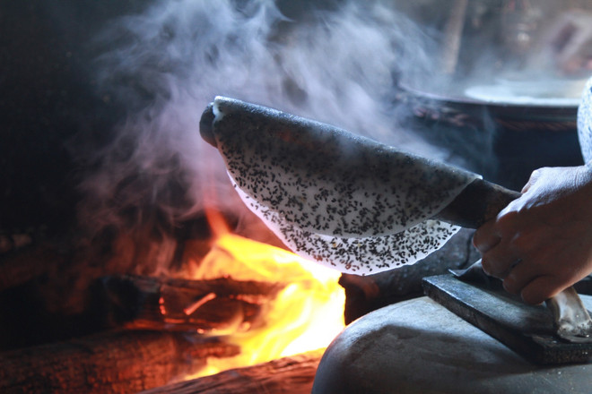 [Video] Người dân Quảng Bình làm bánh tráng thủ công giữa nắng 40 độ ảnh 1