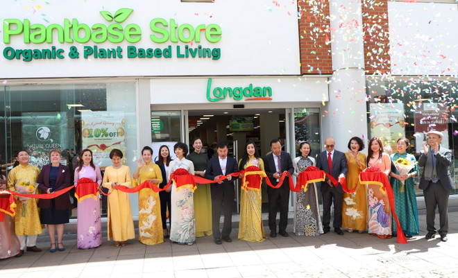 Đại sứ Nguyễn Hoàng Long cùng đại diện một số doanh nghiệp cắt băng khai mạc Tuần lễ hàng hóa và ẩm thực Việt Nam tại Anh năm 2022. (Ảnh: Đình Thư/TTXVN) Tuần lễ hàng và ẩm thực Việt Nam tại Anh thu hút người tiêu dùng ảnh 1
