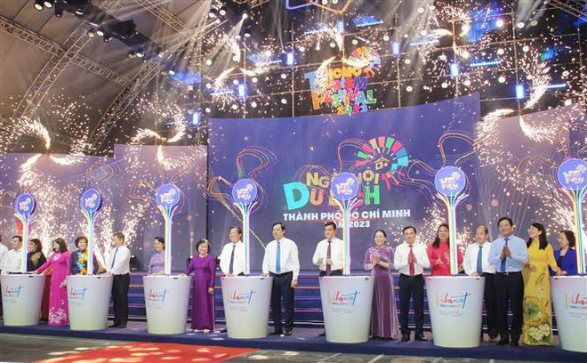 Đại diện Lãnh đạo Ủy ban Nhân dân Thành phố Hồ Chí Minh, các tỉnh, thành và bộ, ngành, Ban tổ chức thực hiện nghi thức khai mạc ngày hội. (Ảnh: Mỹ Phương/TTXVN) Khai mạc Ngày hội Du lịch Thành phố Hồ Chí Minh lần thứ 19 ảnh 1