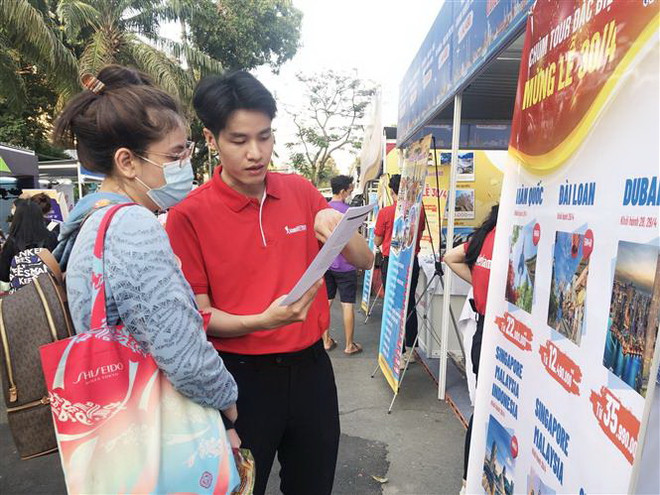 Các chùm tour du lịch nước ngoài dịp dịp Lễ Giỗ Tổ Hùng Vương, lễ 30/4 và 1/5, dịp Hè 2023... được doanh nghiệp tung ra với nhiều ưu đãi hấp dẫn chỉ có tại Ngày hội. (Ảnh: Mỹ Phương/TTXVN) Khai mạc Ngày hội Du lịch Thành phố Hồ Chí Minh lần thứ 19 ảnh 2