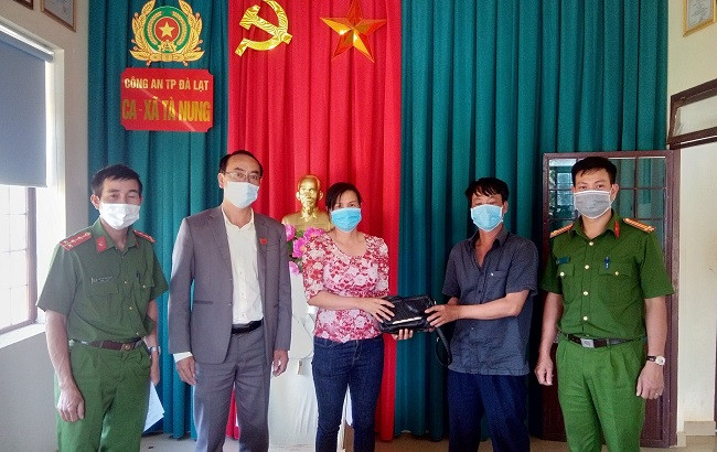 Tại Công an xã Tà Nung, chị Trương Thị Dung nhận lại tài sản đã đánh rơi. (Nguồn: Cand.com.vn) Lâm Đồng: Nhặt được số tiền lớn trả lại cho người đánh rơi ảnh 1