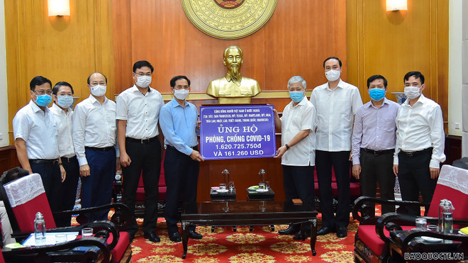 Bộ trưởng Ngoại giao Bùi Thanh Sơn trao tượng trưng số tiền của cộng đồng người Việt Nam ở nước ngoài ủng hộ công tác phòng, chống COVID-19. (Nguồn: Baoquocte.vn) Trao 6,2 tỷ đồng ủng hộ công tác phòng, chống dịch COVID-19 ảnh 1