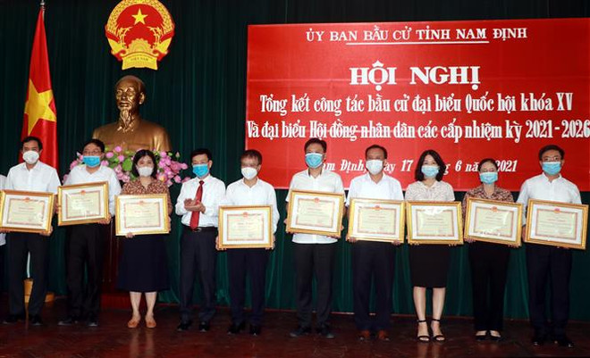 Chủ tịch Ủy ban Nhân dân tỉnh Nam Định Phạm Đình Nghị trao Bằng khen cho các tập thể có thành tích xuất sắc trong tổ chức bầu cử Quốc hội khóa XV và Hội đồng Nhân dân các cấp nhiệm kỳ 2021-2026. (Ảnh: Văn Đạt/TTXVN) Nam Định phát huy vai trò, trách nhiệm của người đại biểu nhân dân ảnh 1