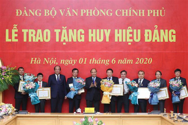 Thủ tướng dự lễ trao Huy hiệu Đảng tại Đảng bộ Văn phòng Chính phủ ảnh 2