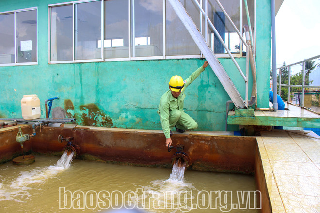 Công nhân Công ty Cổ phần Cấp nước Sóc Trăng kiểm tra hệ thống lọc nước. (Nguồn: Báo Sóc Trăng) nuoc sinh hoat.jpg