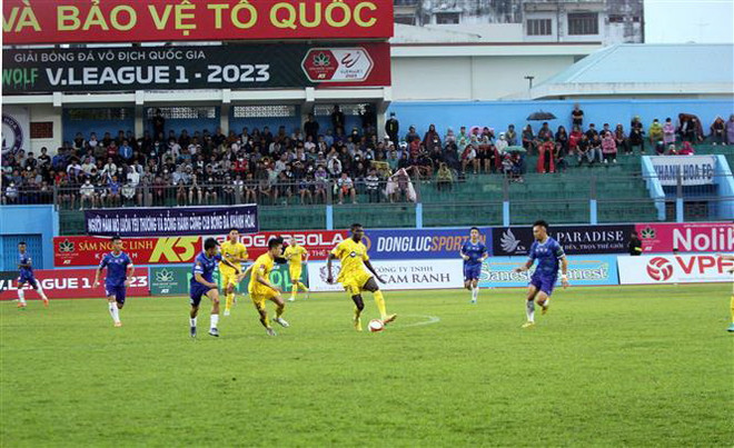 Hòa kịch tính, Khánh Hòa và SLNA níu chân nhau ở nửa cuối BXH ảnh 1