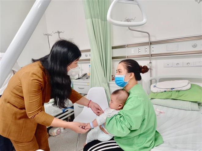 Sự cố tiêm nhầm vaccine tại Quốc Oai: Động viên gia đình 18 em nhỏ ảnh 1