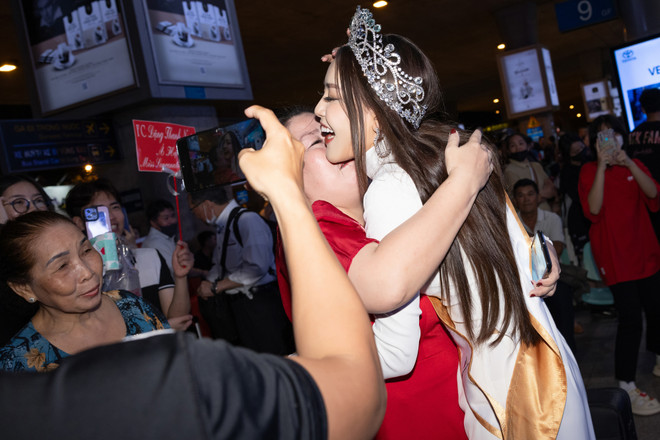 Á hậu Đặng Thanh Ngân: Đi qua “bão giông” để chạm tới "nắng ấm" ảnh 1