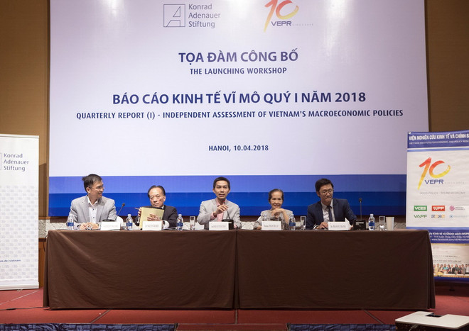 Các diễn giả tham dự buổi tọa đàm. (Ảnh: Hoàng Hùng/TTXVN) Tình hình kinh tế vĩ mô quý 1: Tăng trưởng có thực chất? ảnh 2