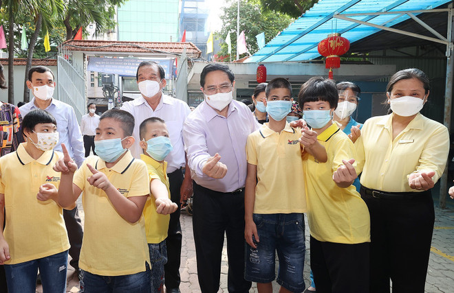 Thủ tướng Phạm Minh Chính thăm trẻ em đang được chăm sóc tại Trung tâm bảo trợ trẻ tàn tật mồ côi Thị Nghè. (Ảnh: Dương Giang/TTXVN) Thủ tướng: TP Hồ Chí Minh 'đi trước đón đầu' trong phòng, chống dịch ảnh 2