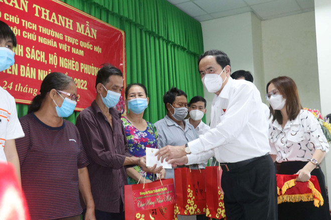 Phó Chủ tịch Quốc hội Trần Thanh Mẫn tặng quà Tết cho các gia đình chính sách, hộ nghèo trên địa bàn phường Tân An. (Ảnh: Ngọc Thiện/TTXVN) Phó Chủ tịch Thường trực Quốc hội tặng quà hộ nghèo ở Cần Thơ ảnh 1