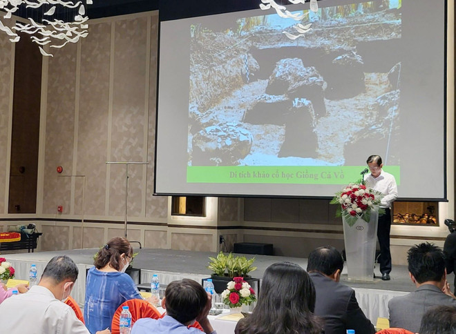 Đại diện doanh nghiệp giới thiệu sản phẩm tour tuyến du lịch Thành phố Hồ Chí Minh năm 2022. (Ảnh: Mỹ Phương/TTXVN) TP Hồ Chí Minh hướng tới mục tiêu đón 3,5 triệu lượt khách quốc tế ảnh 1