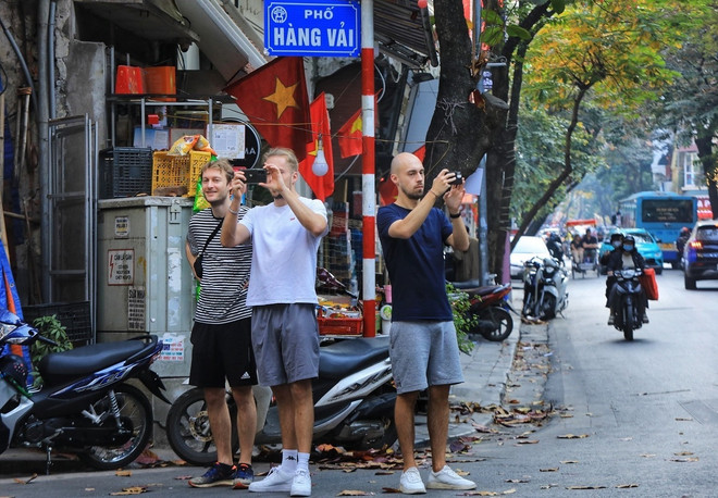 ttxvn-pho co ha noi du khach.jpg