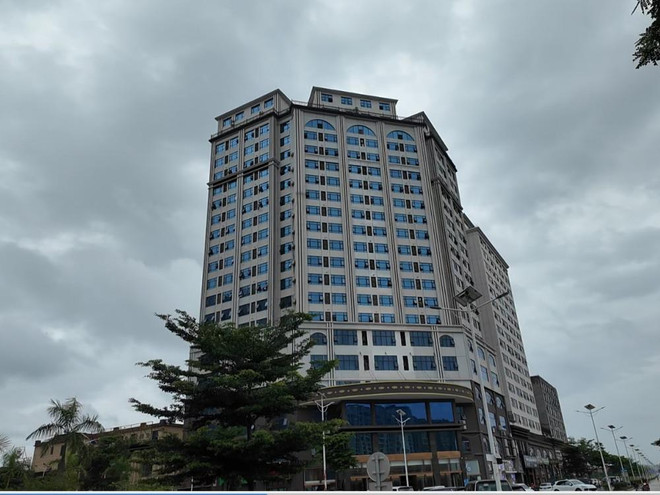 Tòa nhà trong đặc khu Tam Giác Vàng, sào huyệt của các đối tượng thực hiện hành vi phạm tội. (Nguồn: Bộ Công an) tam giac vang.jpg