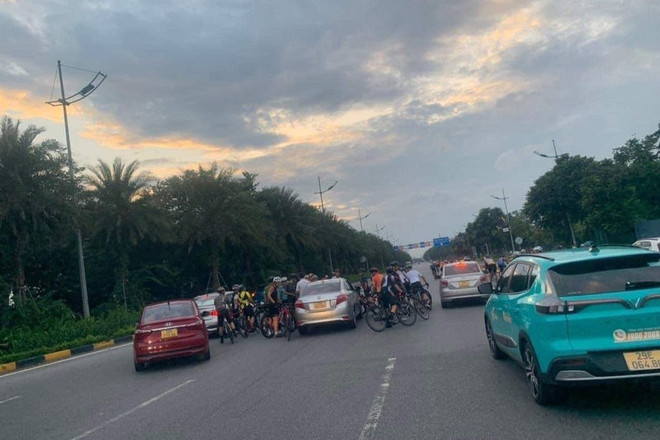 Hà Nội: Xử lý nghiêm đoàn xe đạp đi vào đường dành cho ôtô ảnh 1