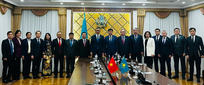 Phó Chủ tịch Quốc hội Nguyễn Khắc Định và Phó Chủ tịch Thượng viện Kazakhstan Zhakip Asanov cùng các đại biểu 2 nước tham dự hội đàm. (Ảnh: TTXVN phát) Phó Chủ tịch Quốc hội Nguyễn Khắc Định thăm Cộng hòa Kazakhstan ảnh 1