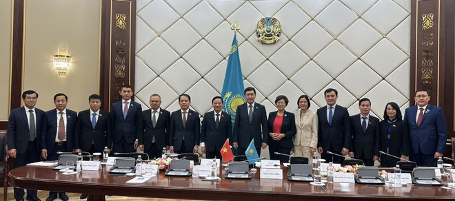 Phó Chủ tịch Quốc hội Nguyễn Khắc Định và Chủ tịch Hạ viện Kazakhstan Erlan Zhakanovich Koshanov cùng các đại biểu hai nước tham dự hội đàm. (Ảnh: TTXVN phát) Phó Chủ tịch Quốc hội Nguyễn Khắc Định thăm Cộng hòa Kazakhstan ảnh 3