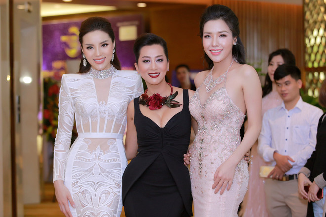 Hai người đẹp Kỳ Duyên cùng đồng hành Hoa hậu Biển Việt Nam toàn cầu ảnh 1