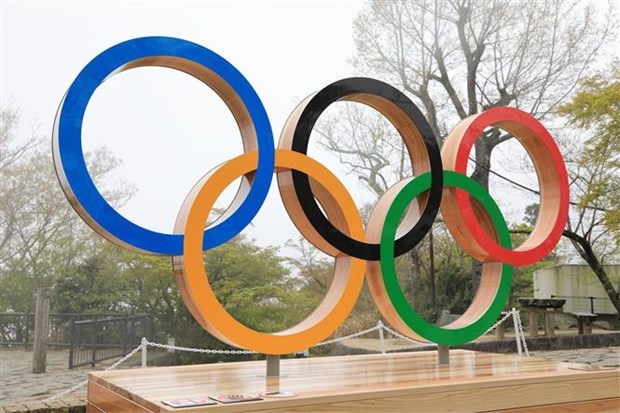 Biểu tượng Olympic tại thủ đô Tokyo, Nhật Bản. (Ảnh: THX/TTXVN) Đề xuất cách ly ngay đoàn thể thao có thành viên nhiễm COVID-19 ảnh 1