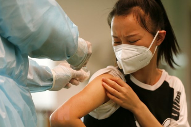 Tiêm chủng vaccine ngừa COVID-19 tại Phnom Penh, Campuchia. (Ảnh: THX/TTXVN) Campuchia: Mục tiêu đạt miễn dịch cộng đồng COVID-19 trong tầm tay ảnh 1