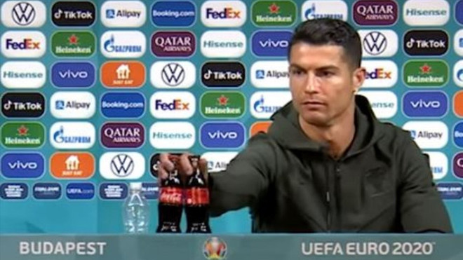 EURO 2020: UEFA khuyến cáo các cầu thủ không nên bắt chước Ronaldo ảnh 1