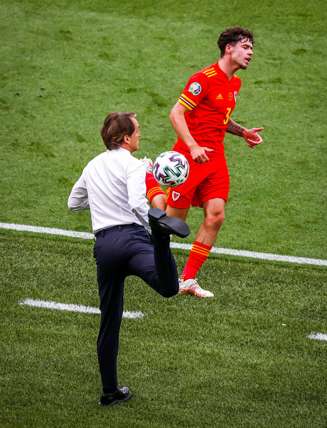 Huấn luyện viên Roberto Mancini trong trận gặp Wales Huấn luyện viên đội tuyển Italy coi trọng danh hiệu hơn kỷ lục ảnh 1