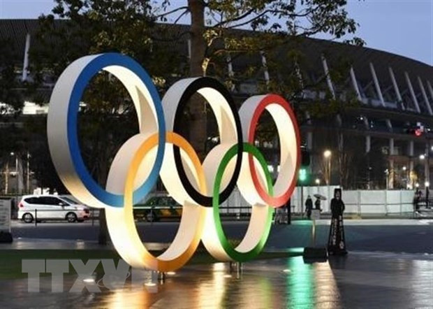 Vòng tròn Olympic được trưng bày tại sân vận động Quốc gia Tokyo, Nhật Bản. (Ảnh: Kyodo/TTXVN) Thế vận hội Tokyo: Lãnh đạo IOC đến Nhật Bản để chuẩn bị Olympic ảnh 1