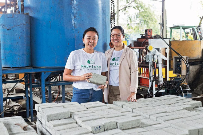 Đôi bạn Indonesia biến rác thải nhựa thành gạch lát đường ảnh 1