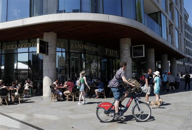 Dịch COVID-19: Anh và Italy nới lỏng một số quy định phòng dịch ảnh 1