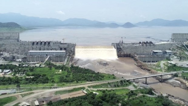 Công trình xây dựng đập thủy điện Đại Phục Hưng ở Guba, Ethiopia, ngày 24/7/2020. (Ảnh: AFP/TTXVN) Sudan đề nghị HĐBA LHQ họp về đập thủy điện Đại phục hưng ảnh 1