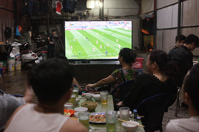 Dịch COVID-19: Hải Phòng yêu cầu người dân không tụ tập xem bóng đá ảnh 1