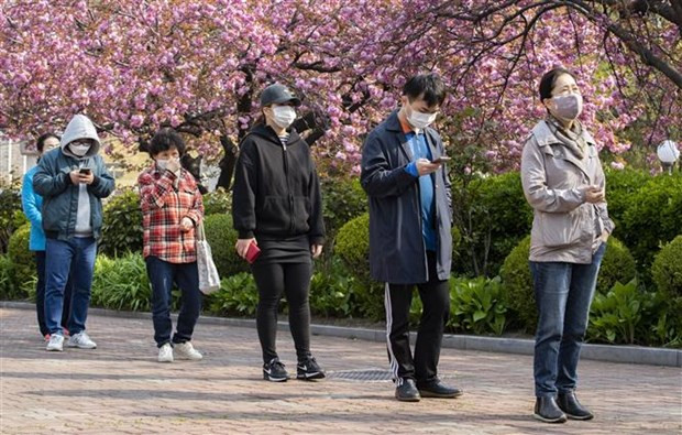 Người dân đeo khẩu trang phòng lây nhiễm COVID-19 tại Seoul, Hàn Quốc. (Ảnh: THX/TTXVN) Dịch COVID-19: Hàn Quốc gia hạn quy định giãn cách xã hội thêm 3 tuần ảnh 1