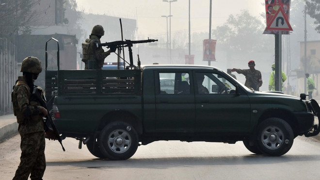 Xả súng nhằm vào xe chở giáo viên ở miền Tây Nam Pakistan ảnh 1