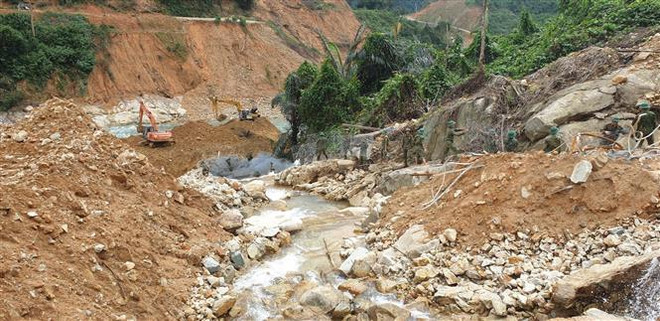 Lực lượng quân đội vận chuyển các rọ đá vào gần khu vực tìm kiếm. (Ảnh: TTXVN phát) Vụ Rào Trăng 3: Hoàn thành 80% khối lượng công việc đào nắn dòng chảy ảnh 1