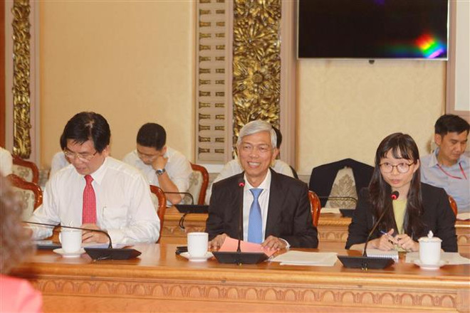 Phó Chủ tịch Ủy ban Nhân dân Thành phố Hồ Chí Minh Võ Văn Hoan làm việc với bà Carolyn Turk, Giám đốc quốc gia Ngân hàng Thế giới tại Việt Nam. (Ảnh: Thanh Vũ/TTXVN) Thành phố Hồ Chí Minh đẩy nhanh tiến độ các dự án hợp tác với WB ảnh 2