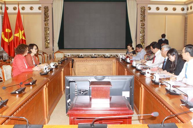 Phó Chủ tịch Ủy ban Nhân dân Thành phố Hồ Chí Minh Võ Văn Hoan làm việc với bà Carolyn Turk, Giám đốc quốc gia Ngân hàng Thế giới tại Việt Nam. (Ảnh: Thanh Vũ/TTXVN) Thành phố Hồ Chí Minh đẩy nhanh tiến độ các dự án hợp tác với WB ảnh 1