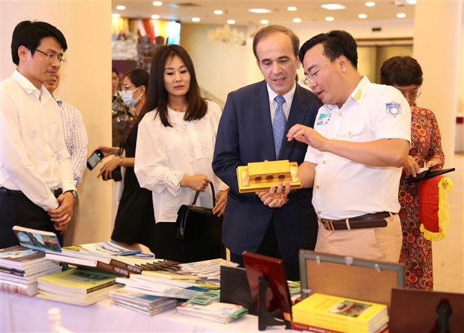 Các đại biểu tham quan triển lãm. (Ảnh: Hoàng Hiếu/TTXVN) Khai mạc Triển lãm du lịch qua các miền di sản văn hóa Việt Nam ảnh 2