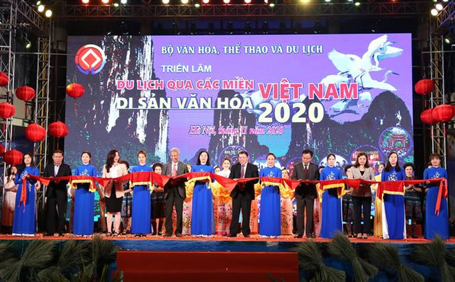 Các đại biểu cắt băng khai mạc triển lãm. (Ảnh: Hoàng Hiếu/TTXVN) Khai mạc Triển lãm du lịch qua các miền di sản văn hóa Việt Nam ảnh 1