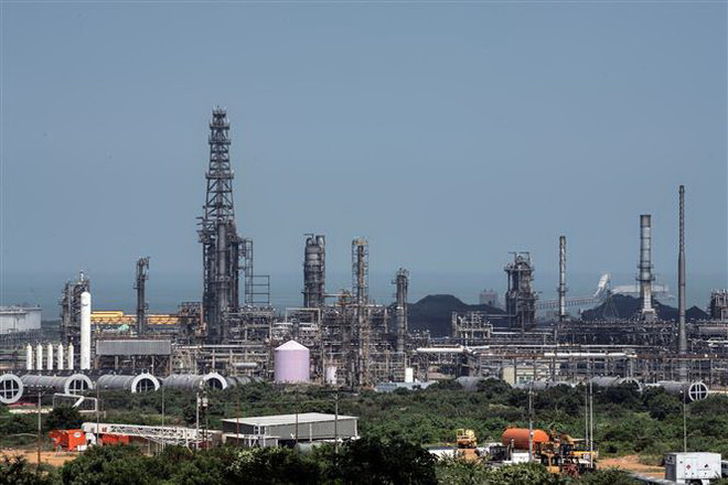Một cơ sở lọc dầu của Tập đoàn Dầu khí quốc gia Venezuela (PDVSA) tại Puerto La Cruz, bang Anzoategui, Venezuela. (Ảnh: AFP/TTXVN) Hoạt động xuất khẩu dầu thương mại của Venezuela gần như đình trệ ảnh 1